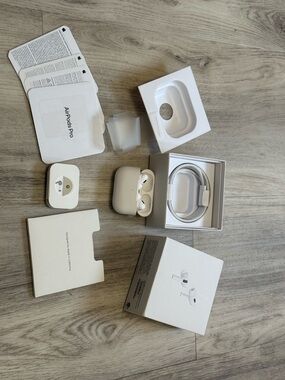 Apple AirPods Pro 2, usb-c and MagSafe